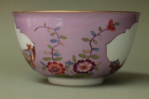 Meissen porcelain bowl with a lavender background, circa 1745. - 