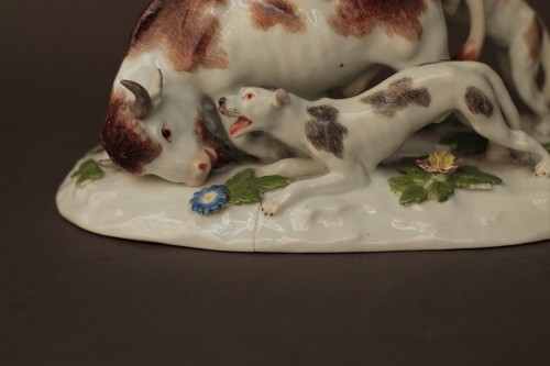 Antiquités - Groupe en porcelaine de Meissen représentant une scène de chasse, vers 1745.