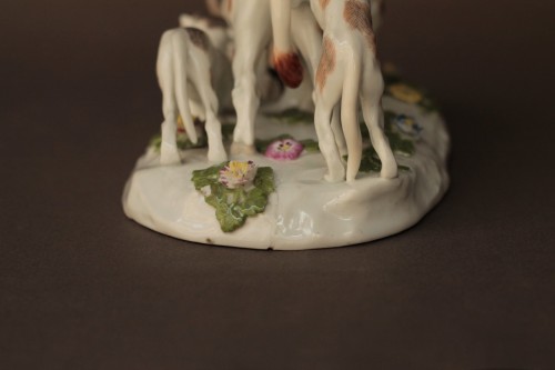 Antiquités - Meissen group representing a hunting scene, circa 1745.