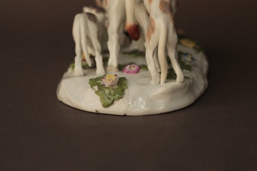 Antiquités - Groupe en porcelaine de Meissen représentant une scène de chasse, vers 1745.