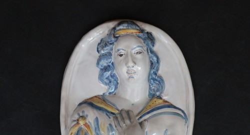 Bras de lumière en faïence de Nevers représentant une jeune femme, XVIIe siècle. - Céramiques, Porcelaines Style Louis XIV