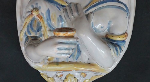 Porcelain & Faience  - Bras de lumière en faïence de Nevers représentant une jeune femme, XVIIe siècle.