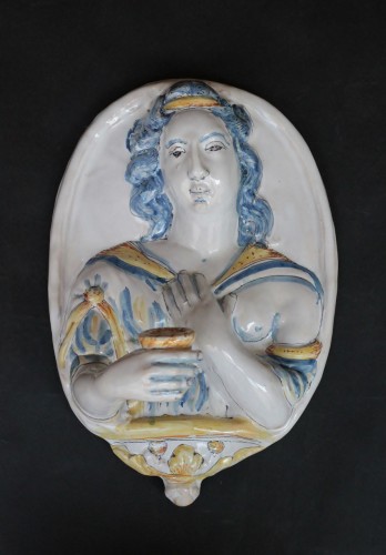 Bras de lumière en faïence de Nevers représentant une jeune femme, XVIIe siècle. - JM Béalu & Fils