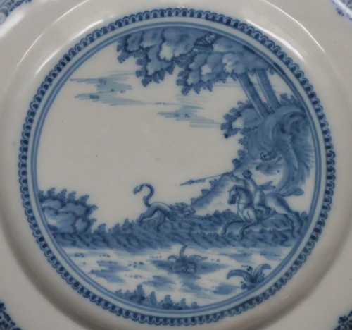 Assiette en faïence de Moustiers d'une chasse au lion, 18e siècle - Céramiques, Porcelaines Style Louis XV