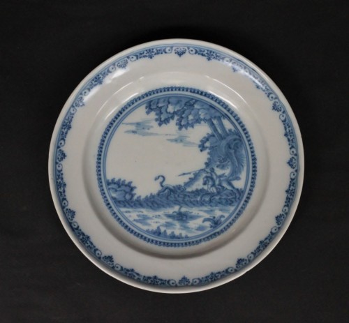 Moustiers earthenware plate of a lion hunt, 18th century - 