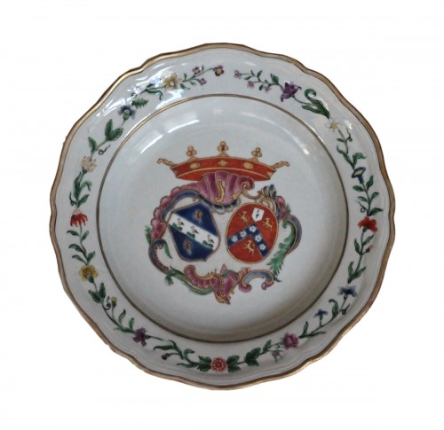 A chinese porcelain plate with Dutch coats of arms, 18th century