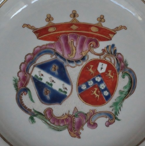 Assiette en porcelaine de Chine à décor d'armoiries hollandaises, 18e siècle - Céramiques, Porcelaines Style Louis XV