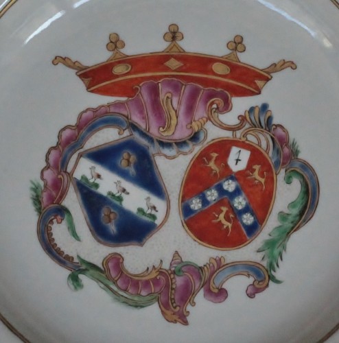 Assiette en porcelaine de Chine à décor d'armoiries hollandaises, 18e siècle - Céramiques, Porcelaines Style Louis XV