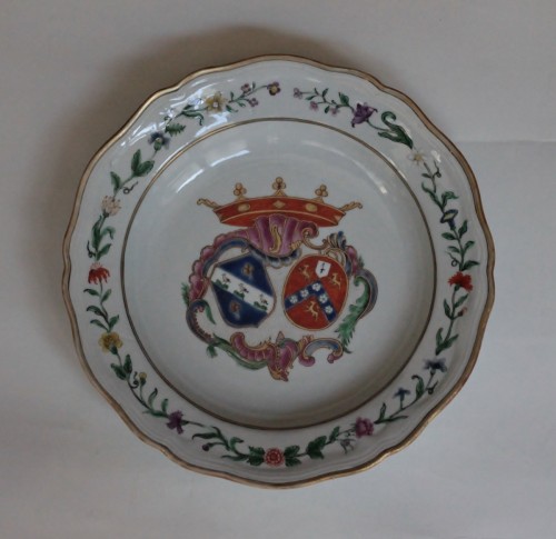 XVIIIe siècle - Assiette en porcelaine de Chine à décor d'armoiries hollandaises, 18e siècle
