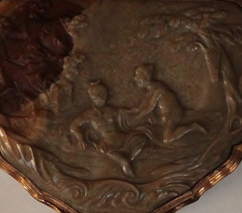 Objets de Vitrine Boite & Nécessaire - Tabatière en agate avec le couvercle décoré en relief, monture en laiton, 18e s.