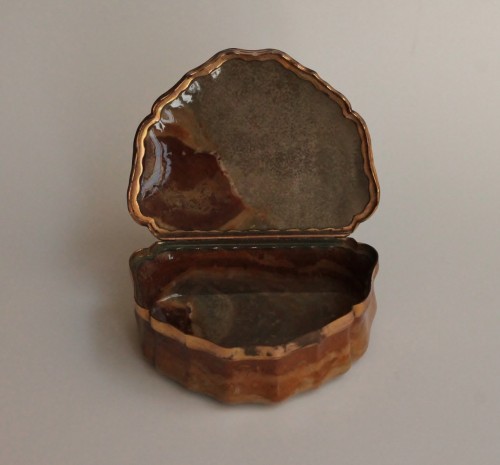 Antiquités - Snuffbox in agate, mounting brass, Germany, 18th century
