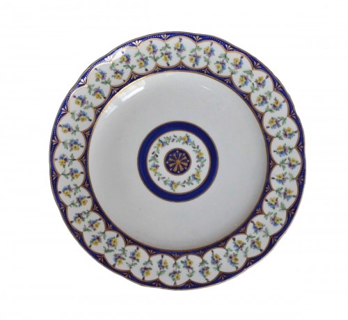 Plate in soft porcelain of Sevres of the service &quot;festoons blue memories&quot;