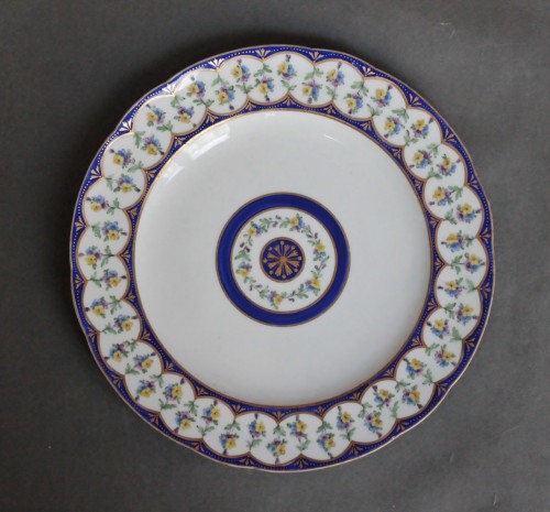 Plate in soft porcelain of Sevres of the service &quot;festoons blue memories&quot; - Porcelain & Faience Style Louis XVI