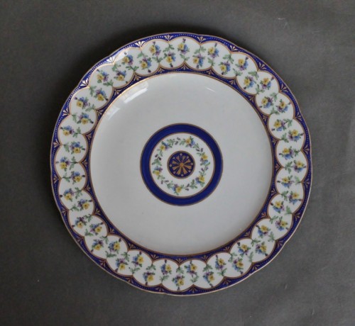 XVIIIe siècle - Assiette en porcelaine tendre de Sèvres du service festons bleu souvenirs, 1792