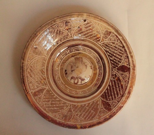 Céramiques, Porcelaines  - Plat en faïence décor Hispano-mauresque de Sèville (Espagne) du XVIe siècle