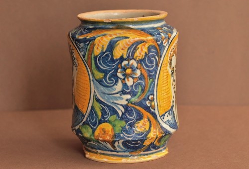 Céramiques, Porcelaines  - Albarello en majolique de Venise