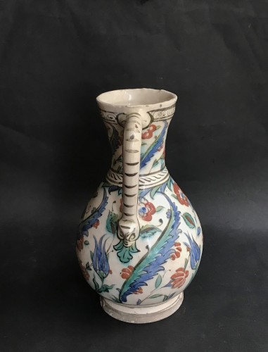 Antiquités - Iznik siliceous ceramic pitcher, circa 1585-1600.