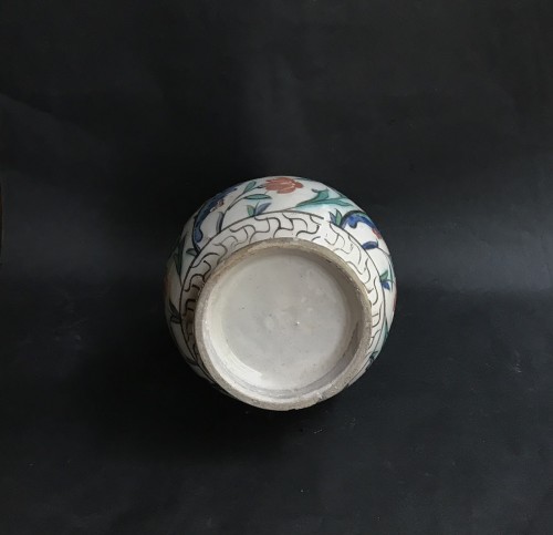 Antiquités - Iznik siliceous ceramic pitcher, circa 1585-1600.