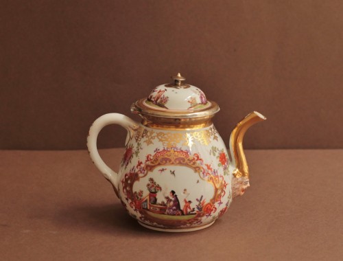 Théière en porcelaine de Meissen, atelier de Höroldt vers 1725-1728 - Céramiques, Porcelaines Style Louis XV