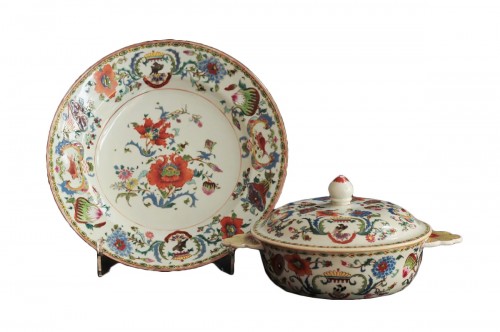 Bouillon en porcelaine de Chine à décor Pompadour, époque Qianlong vers 1750