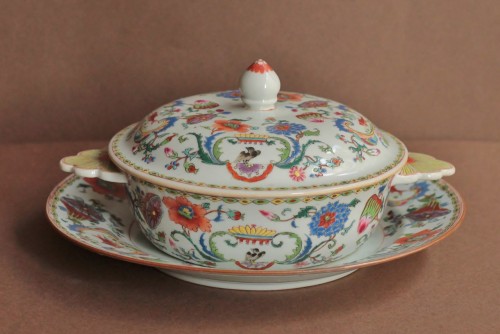 Bouillon en porcelaine de Chine à décor Pompadour, époque Qianlong vers 1750 - Céramiques, Porcelaines Style Louis XV