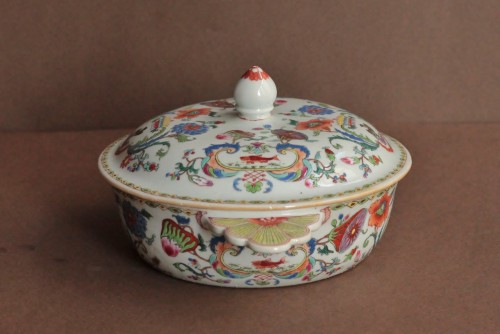 Céramiques, Porcelaines  - Bouillon en porcelaine de Chine à décor Pompadour, époque Qianlong vers 1750