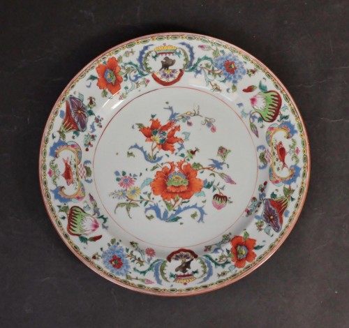 XVIIIe siècle - Bouillon en porcelaine de Chine à décor Pompadour, époque Qianlong vers 1750