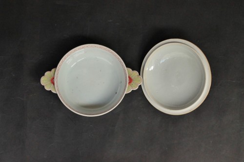 Antiquités - Bouillon en porcelaine de Chine à décor Pompadour, époque Qianlong vers 1750