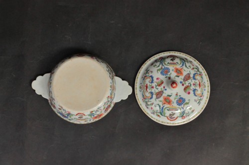 Antiquités - Bouillon en porcelaine de Chine à décor Pompadour, époque Qianlong vers 1750