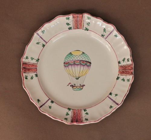 Plate in earthenware of Varage or Moustiers with balloon decoration, 18th  - Porcelain & Faience Style Louis XV
