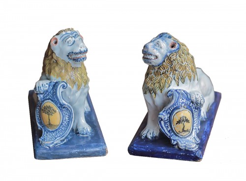 Paire de lions en faïence de Sinceny du XVIIIe siècle.