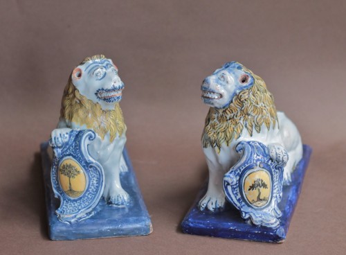 Paire de lions en faïence de Sinceny du XVIIIe siècle. - Céramiques, Porcelaines Style Louis XV