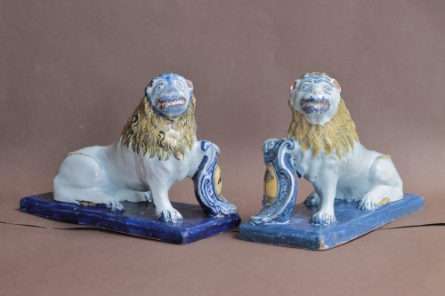 Céramiques, Porcelaines  - Paire de lions en faïence de Sinceny du XVIIIe siècle.