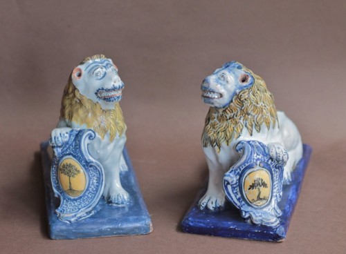 Pair of lions in Sinceny earthenware of the 18th century. - Louis XV