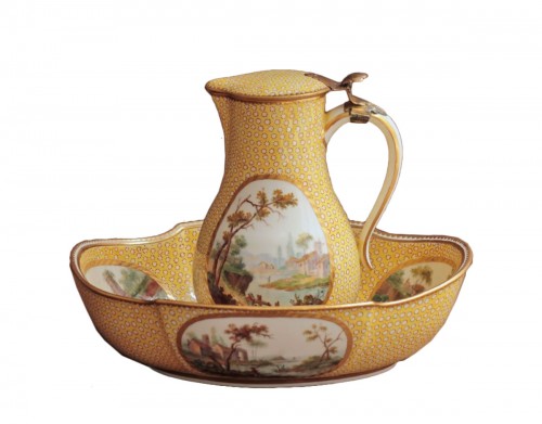 Pot à eau et son bassin en porcelaine tendre de Sèvres, fond jonquille XVIIIe siècle