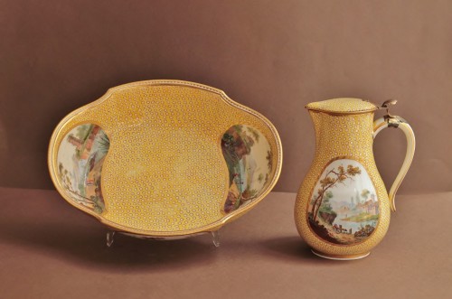 Water pot and its basin in soft Sèvres porcelain, daffodil background 18th  - Porcelain & Faience Style 