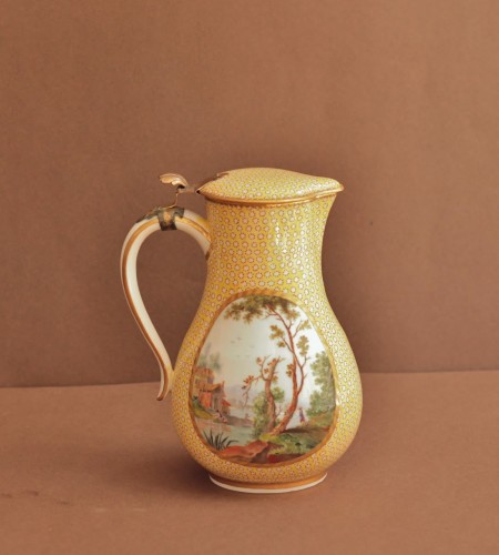 Water pot and its basin in soft Sèvres porcelain, daffodil background 18th  - 