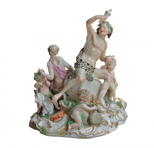 Bacchus in Meissen porcelain of the 18th century forming a centerpiece