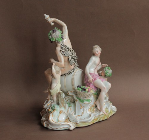 Bacchus in Meissen porcelain of the 18th century forming a centerpiece - 