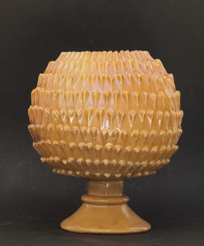 Antiquités - Two pine cone-shaped Deruta earthenware medicine jars, 16th century