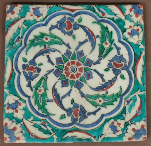 Carreau en céramique siliceuse d'Iznik fond turquoise, vers 1575 - Céramiques, Porcelaines Style 
