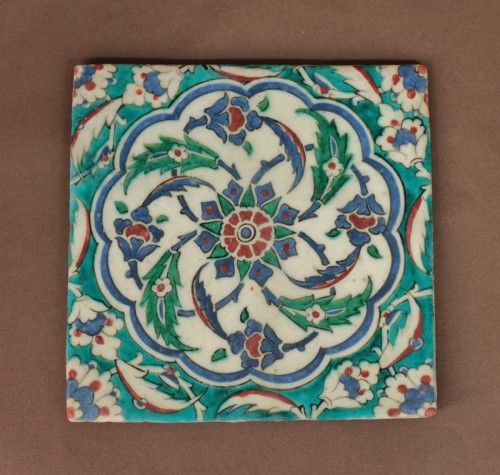 Carreau en céramique siliceuse d'Iznik fond turquoise, vers 1575 - JM Béalu & Fils
