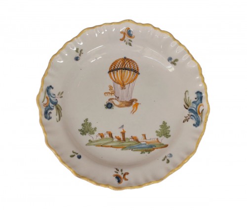 Plate "with balloon" in Moustiers earthenware, Féraud factory, 18th century