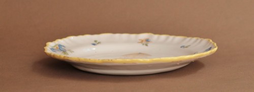 Porcelain & Faience  - Plate &quot;with balloon&quot; in Moustiers earthenware, Féraud factory, 18th century