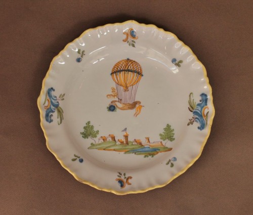18th century - Plate &quot;with balloon&quot; in Moustiers earthenware, Féraud factory, 18th century