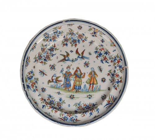 Alcora earthenware dish with character decoration, 18th century