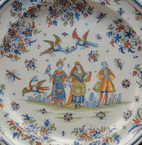 Alcora earthenware dish with character decoration, 18th century - Porcelain & Faience Style 