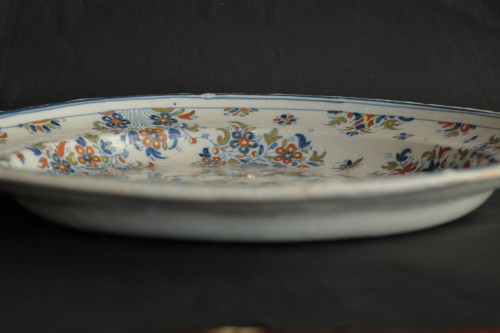 Porcelain & Faience  - Alcora earthenware dish with character decoration, 18th century