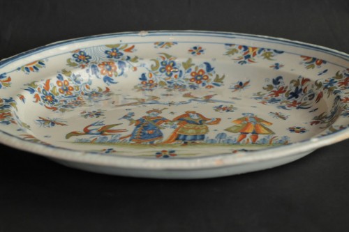 Alcora earthenware dish with character decoration, 18th century - 