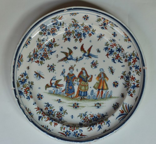 18th century - Alcora earthenware dish with character decoration, 18th century